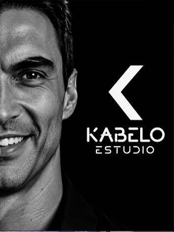 Ricardo Kabelo ao lado da marca Kabelo Estúdio